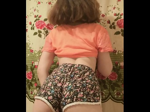 ❤️ 性感的年轻宝贝在镜头前脱下她的短裤 Russian porn