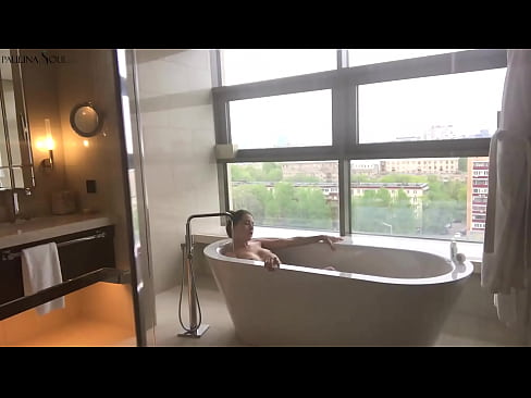 ❤️ 巨大的宝贝 激情地在浴室里撸起了她的阴部 Russian porn
