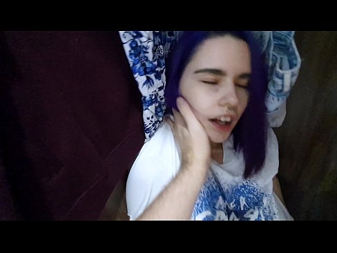 ❤️ 在衣柜里发现我的妹妹并帮助她射精 Russian porn