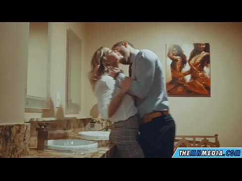 ❤️ 当一个胸大无脑的金发女郎在公共厕所里勾引你时 Russian porn